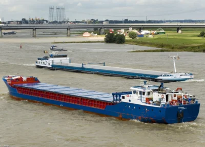 Elizabeth F on river Waal passing Nijmegen, 25-07-2009