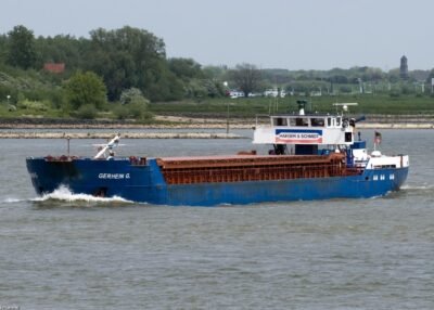 Gerhein G on river Waal passing Beneden Leeuwen, 16-05-2010