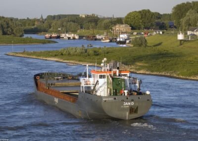 Jan D on river Waal passing Beneden Leeuwen, 22-05-2009