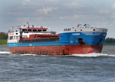 Lianne on river Rhine passing Hönnepel, 22-04-2009