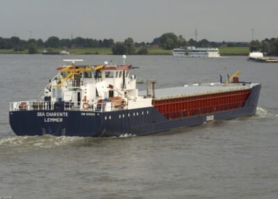 Sea Charente on river Rhine passing Hönnepel, 20-07-2009