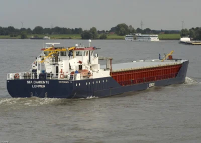 Sea Charente on river Rhine passing Hönnepel, 20-07-2009