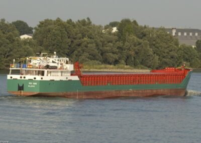 Sea Ems on river Rhine passing Millingen, 06-08-2009