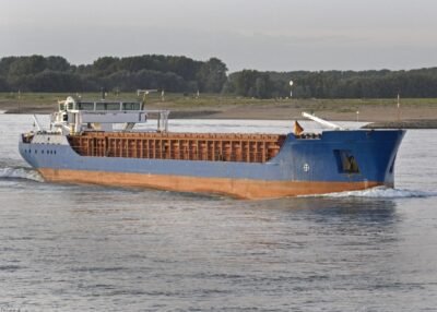 Sea Thames on river Rhine passing Hönnepel, 29-08-2009