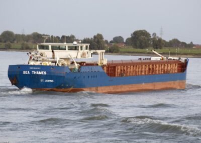 Sea Thames on river Rhine passing Hönnepel, 29-08-2009
