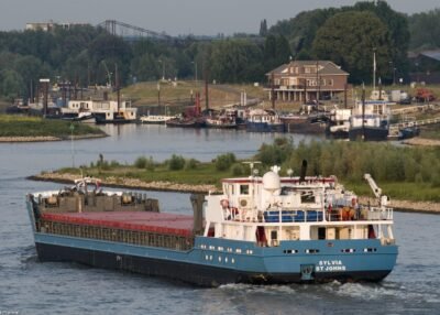 Sylvia on river Waal passing Beneden Leeuwen, 01-07-2010