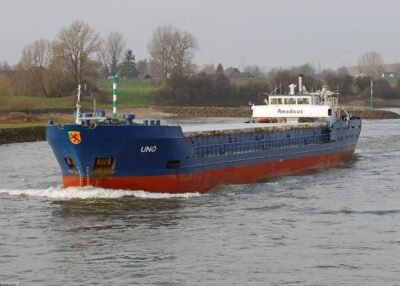 Uno on river Rhine passing Xanten, 06-12-2008