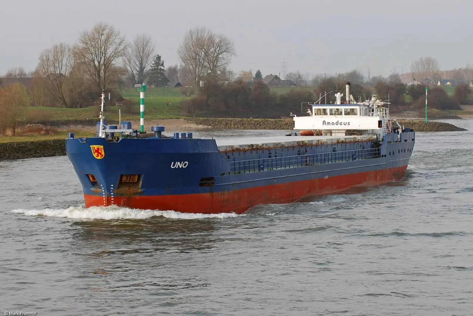 Uno on river Rhine passing Xanten, 06-12-2008