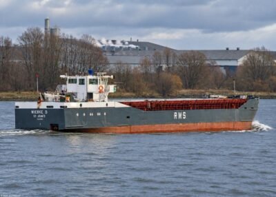 Wiebke D on river Rhine passing Millingen, 23-11-2008
