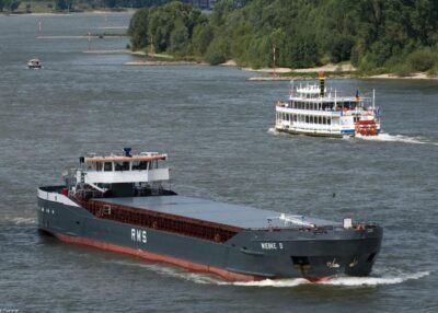 Wiebke D on river Rhine passing Emmerich, 28-07-2010