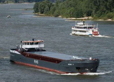 Wiebke D on river Rhine passing Emmerich, 28-07-2010