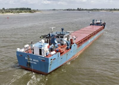 Wilson Maas on river Waal passing Rossum, 12-06-2022