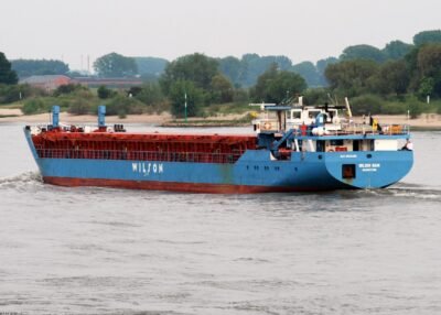 Wilson Main on river Rhine passing Spijk, 20-05-2009