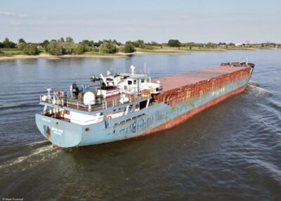 Wilson Main on river Rhine passing Millingen, 28-06-2022