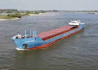 Wilson Rhine on river Waal passing Rossum, 06-05-2022