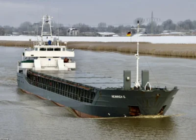 Heinrich G. on river Ems passing Leer, 03-01-2010