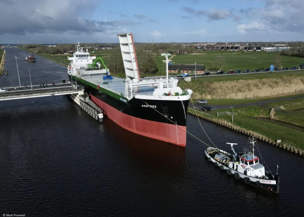 Aasfoss in Eemskanaal passing Appingedam from Hoogezand to Delfzijl, 09-04-2022