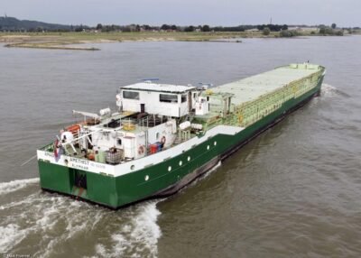 Amadeus Amethist on river Rhine passing Spijk, 12-08-2021