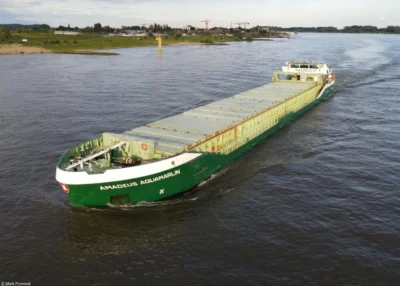 Amadeus Aquamarijn on river Rhine passing Tolkamer, 28-05-2021