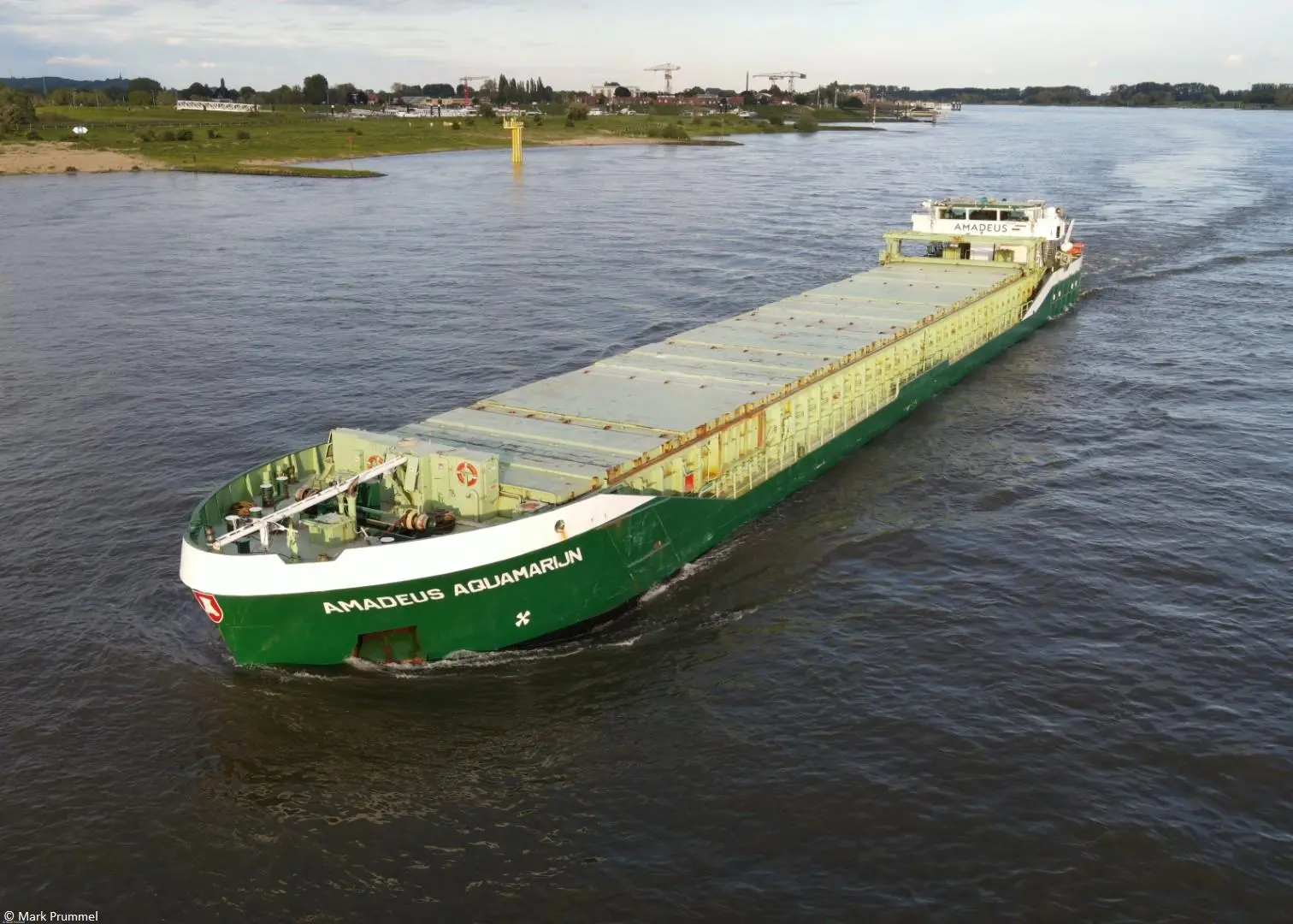 Amadeus Aquamarijn on river Rhine passing Tolkamer, 28-05-2021