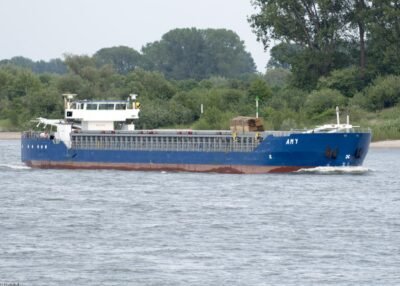 Amy on river Rhine passing Tolkamer, 28-05-2015
