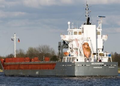 Belterwiede in Kiel Canal passing Breiholz, 08-04-2012