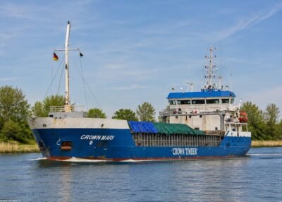 Crown Mary in Kiel Canal passing Breiholz, 14-05-2015