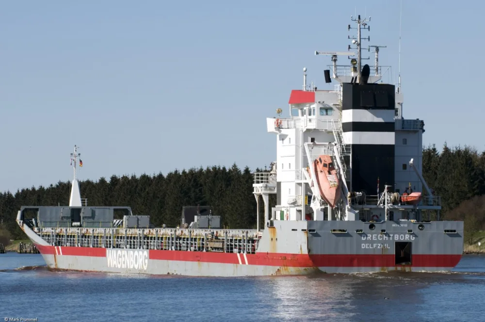 Drechtborg in Kiel Canal passing Breiholz, 08-04-2012