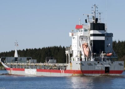 Drechtborg in Kiel Canal passing Breiholz, 08-04-2012