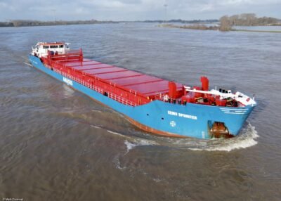 Eems Sprinter on river Waal passing Rossum, 09-01-2022