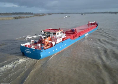 Eems Sprinter on river Waal passing Rossum, 09-01-2022