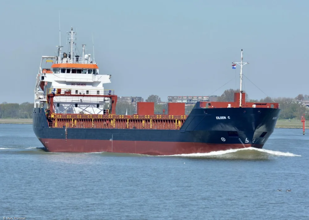 Eileen C inbound Rotterdam passing Maassluis, 17-04-2022