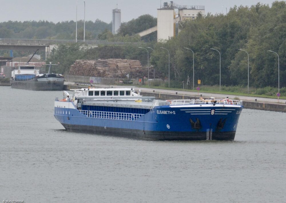 Elisabeth-S in Albert Canal passing Genk, 26-09-2022