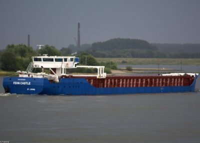 Fehn Castle on river Waal passing Rossum, 13-07-2014