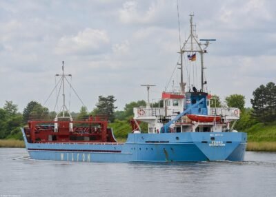 Ferro in Kiel Canal passing Breiholz, 14-05-2015