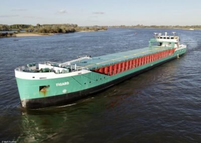 Figaro on river Waal passing Rossum, 06-10-2022