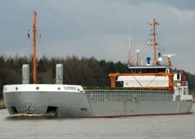 Flinterbelt in Kiel Canal passing Burg, 04-04-2010
