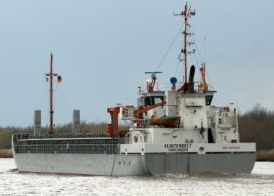 Flinterbelt in Kiel Canal passing Burg, 04-04-2010