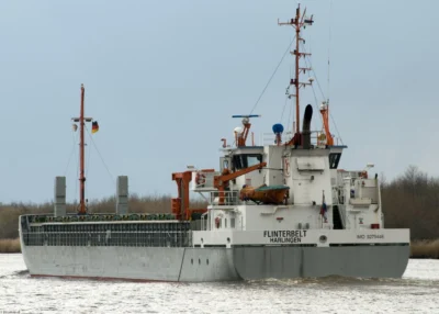 Flinterbelt in Kiel Canal passing Burg, 04-04-2010