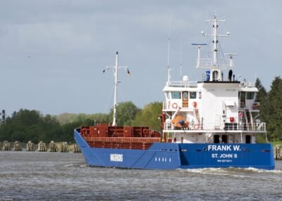 Frank W in Kiel Canal passing Breiholz, 17-05-2015
