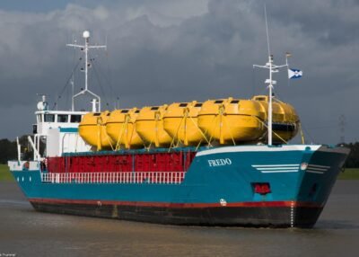 Fredo on river Ems arriving in Papenburg, 24-10-2010