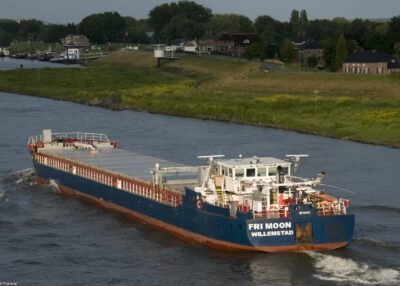 Fri Moon on river Waal passing Beneden Leeuwen, 06-07-2012