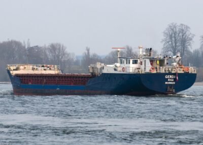 Gerda on river Waal passing Nijmegen, 10-04-2013