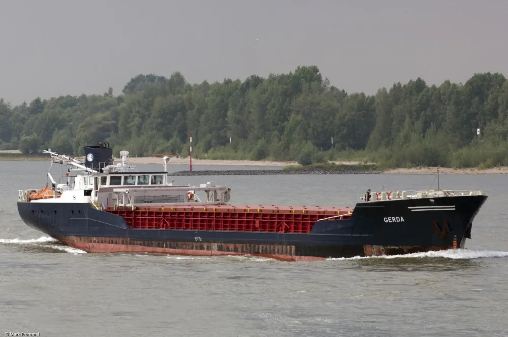 Gerda on river Rhine pasing Emmerich, 20-07-2011