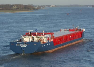 H&S Bravery on river Waal passing Nijmegen, 17-01-2015