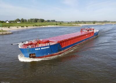 H@S Bravery on river Rhine passing Millingen, 22-05-2022