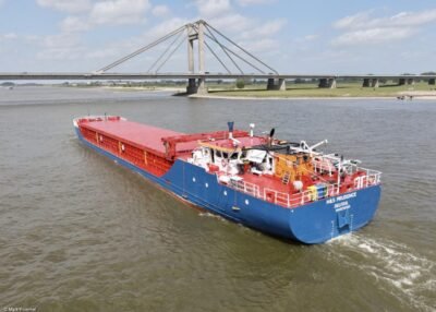 H&S Prudence on river Waal passing Beneden Leeuwen, 11-06-2022