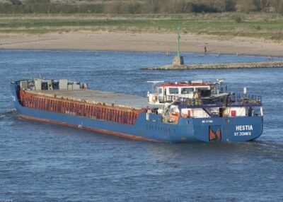 Hestia on river Waal pasing Nijmegen, 14-04-2015