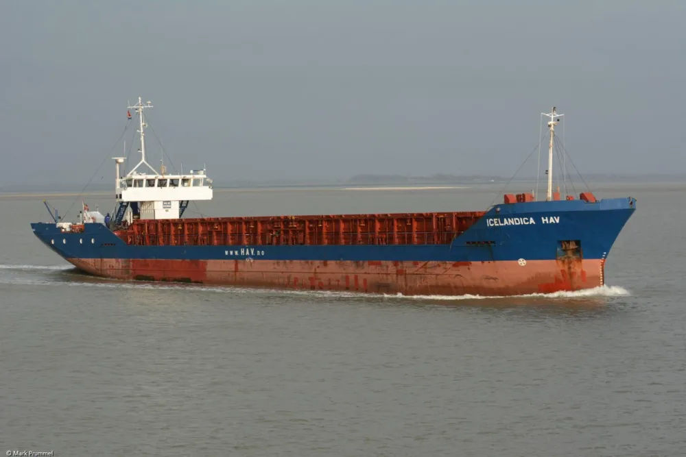 Icelandica Hav on river Scheldt passing Terneuzen, 27-12-2016