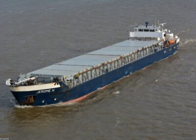 Jerome H. on river Rhine passing Emmerich, 18-11-2017